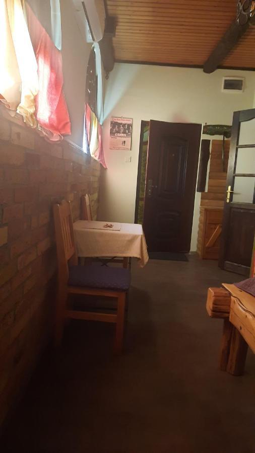 Kontra Szallashely Sándorfalva Buitenkant foto