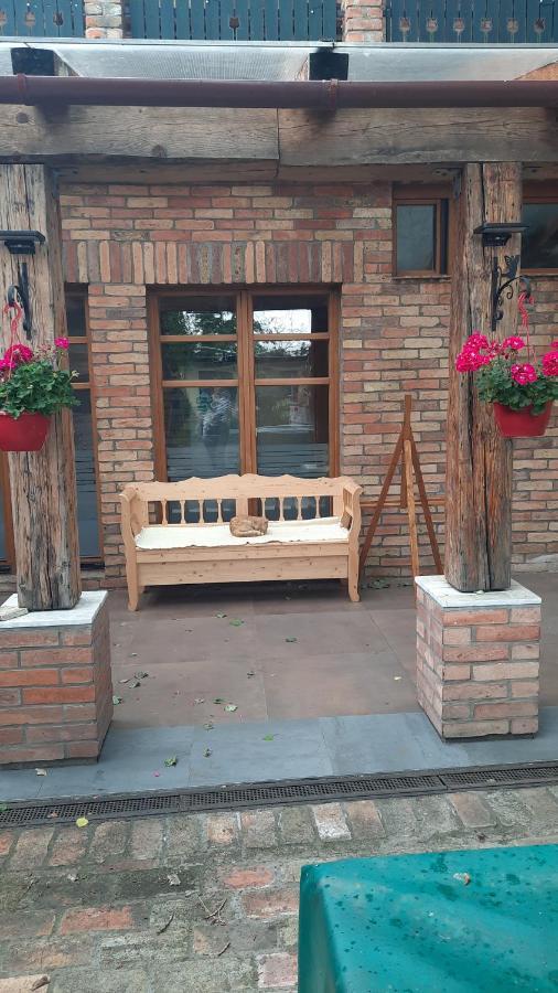 Kontra Szallashely Sándorfalva Buitenkant foto