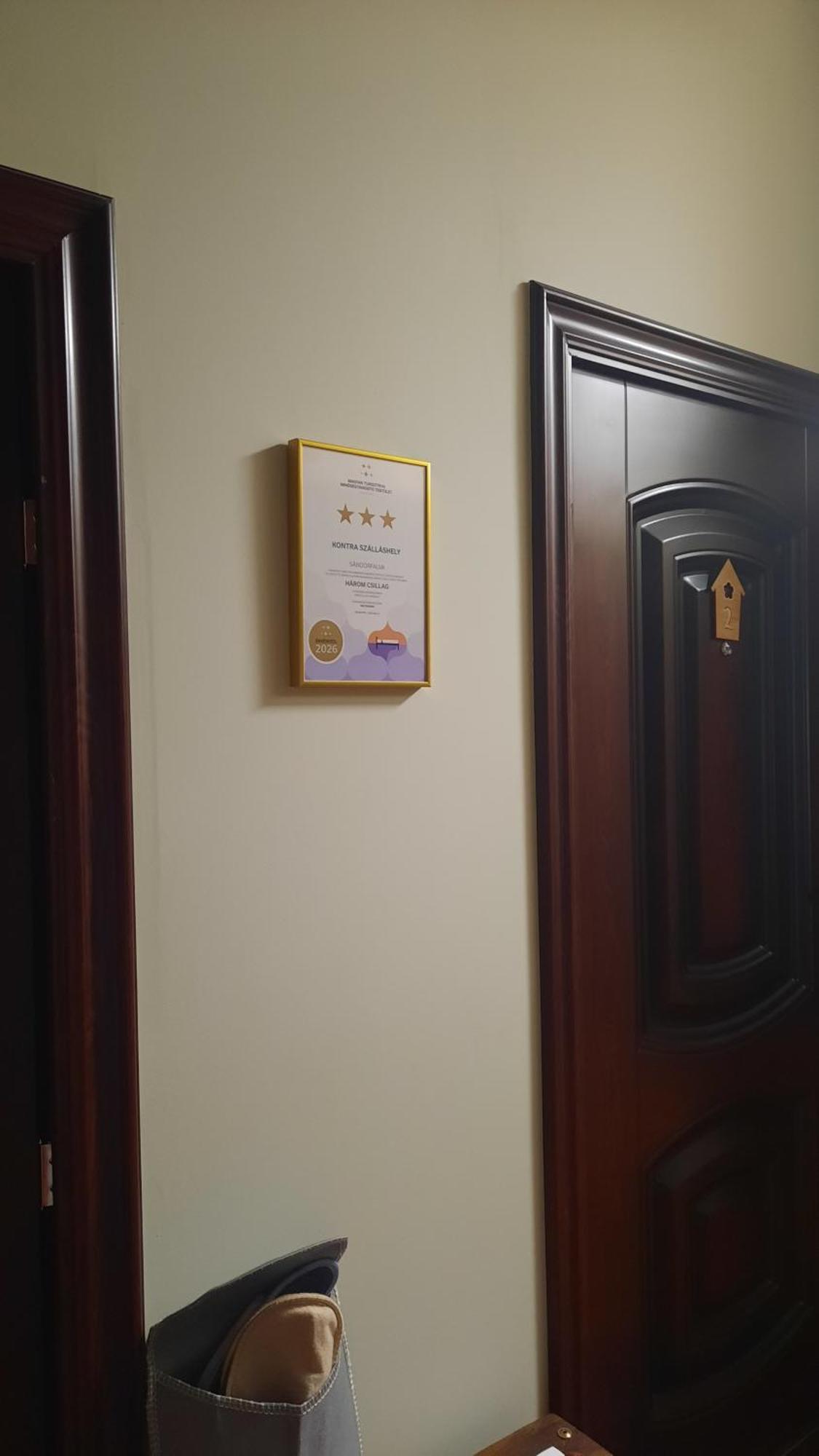 Kontra Szallashely Sándorfalva Buitenkant foto